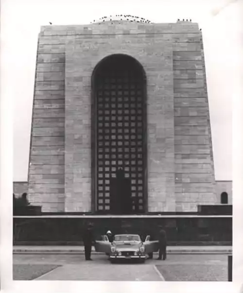 آرامگاه یادمانی