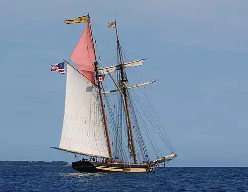 کشتی بادبانی